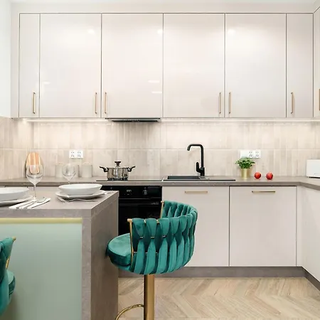 Modern With Terrace In Center By Renters 波兹南