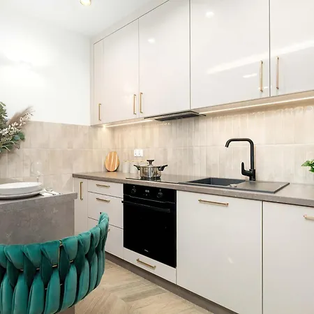 Modern With Terrace In Center By Renters * 波兹南