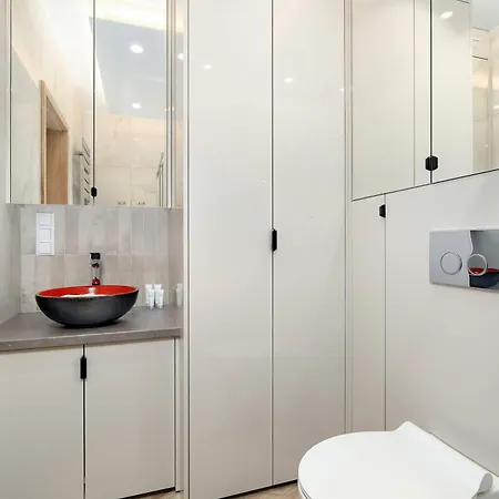 Modern With Terrace In Center By Renters 波兹南
